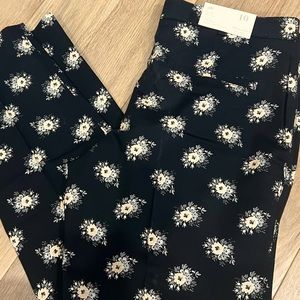 Club Monaco Super Comfy. Flower printed pants. Sz 10 Ali style. NWT!